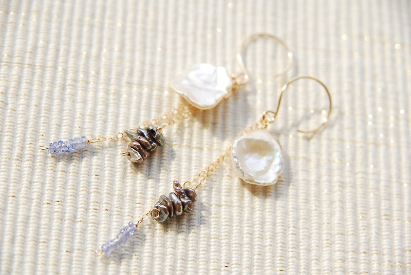 花びらケシパールと２つの石のピアス　ケシチップとタンザナイト（１４kgf） - 耳環/耳夾 - 寶石 白色