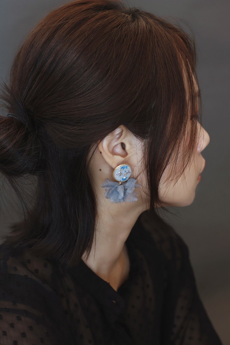 Minuet hand-painted hand-dyed flower earrings gauze flower earrings Clip-On earrings - ต่างหู - ผ้าไหม สีน้ำเงิน