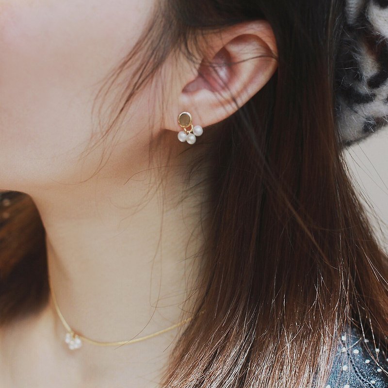 Miss Queeny original | small cherry earrings cute natural pearl hand made ear studs - ต่างหู - โลหะ สีทอง