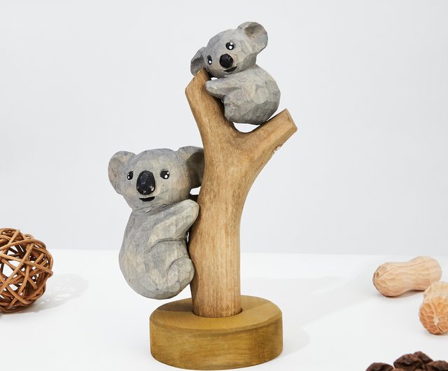 木の彫刻に登るココ コアラの母と息子 - ショップ Mokuomo 置物 - Pinkoi