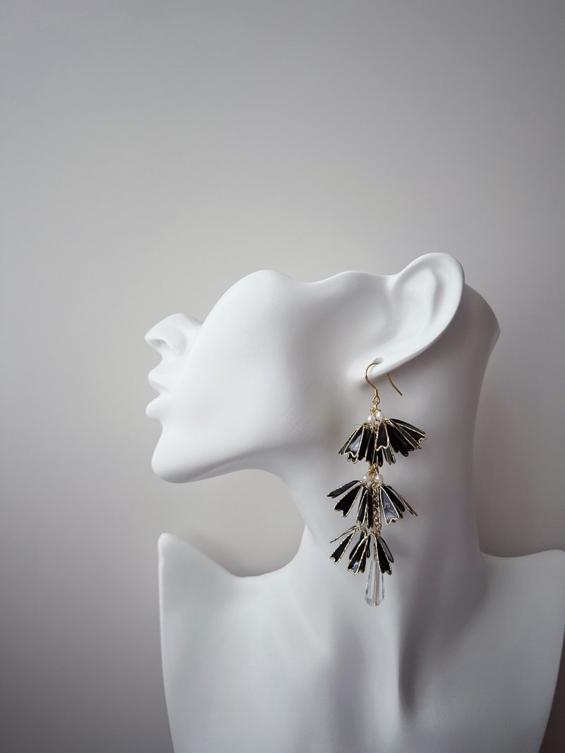 Sky-dropping black petal drop resin earrings - ต่างหู - เรซิน สีดำ