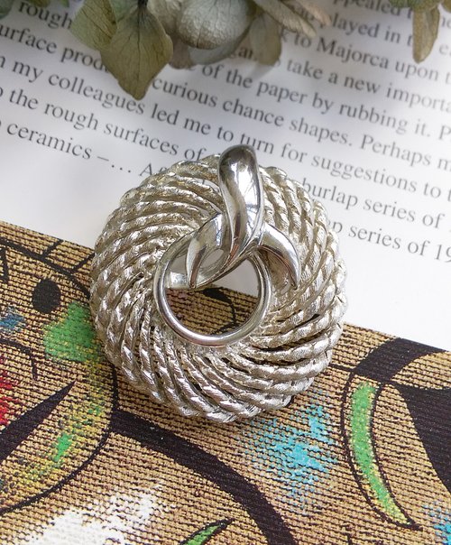 老時光角落 Vintage Jewelry 西洋古董飾品 銀色調 旋轉 簍空 迴圈 別針