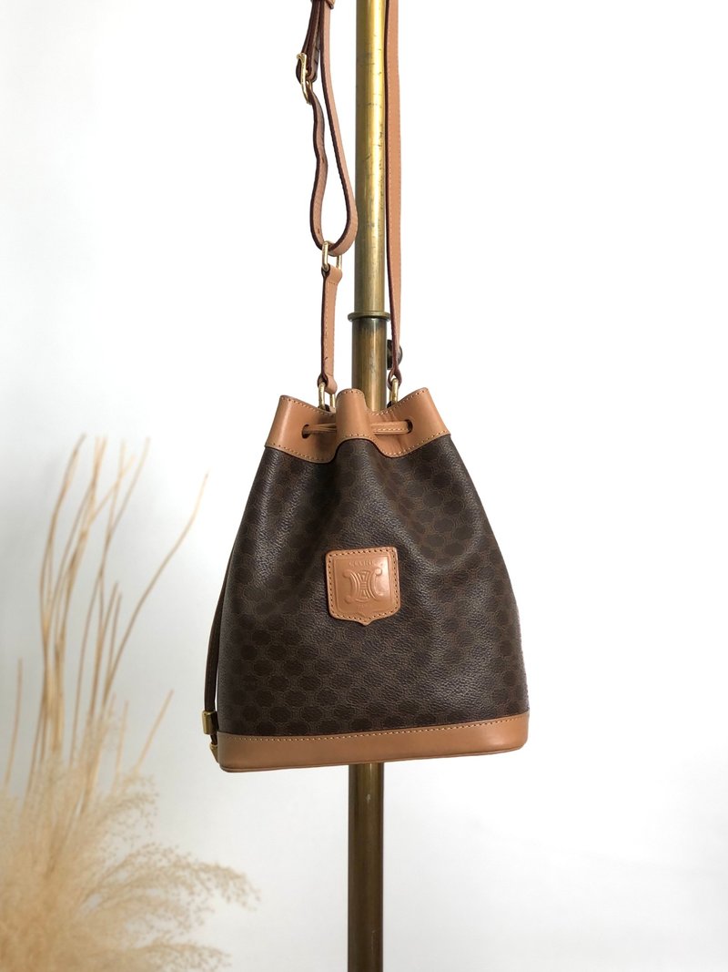 【 日本直送　名牌中古包 】CELINE セリーヌ マカダム ショルダーバッグ ブラウン ブラゾン型押し PVC レザー 巾着 ミニバッグ xfu8ij - 側背包/斜背包 - 防水材質 咖啡色