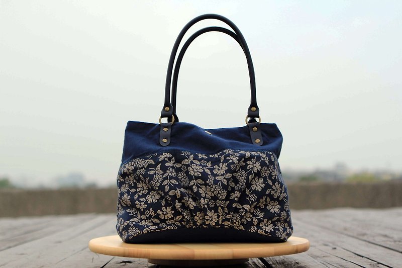 A portable candy bag - dark blue handle elegant Milan flower - กระเป๋าถือ - ผ้าฝ้าย/ผ้าลินิน 