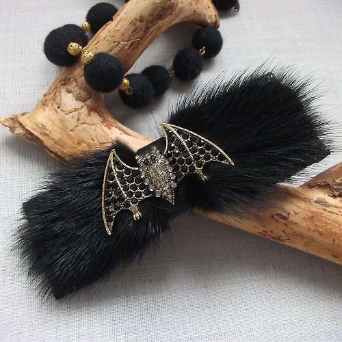 BROSHKI-KROSHKI Automatic hairpin made of genuine leather with mink fur