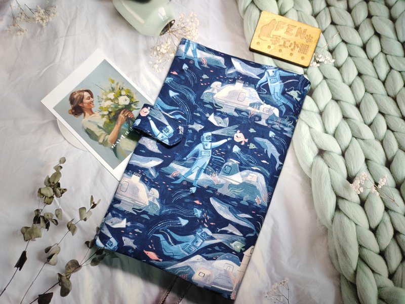海洋系列-美國限量布料海底世界潛水夫與鯨魚磁釦書套-布書衣可適 - 書衣/書套 - 棉．麻 
