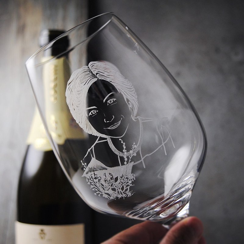 (一對價) 710cc【爸媽結婚周年紀念】(寫實版) 人像客製 德國Eisch水晶玻璃酒杯(大容量快速醒酒杯) 結婚紀念 玻璃雕刻酒杯 - 似顏繪/客製畫像 - 玻璃 白色