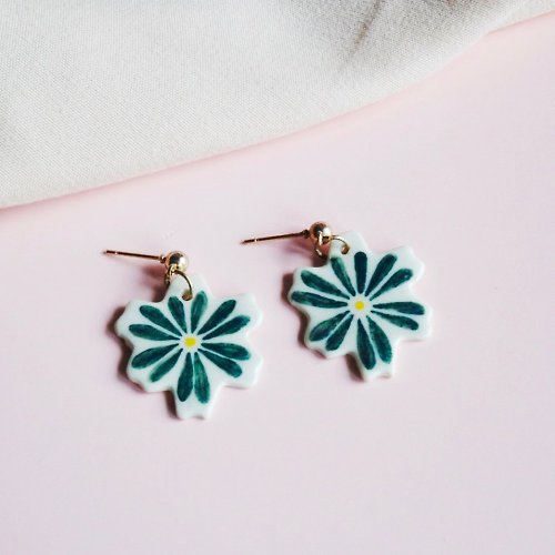 Joon Studio Green Flower Flower lover earrings add a bright look to you. light weight, very comfortable