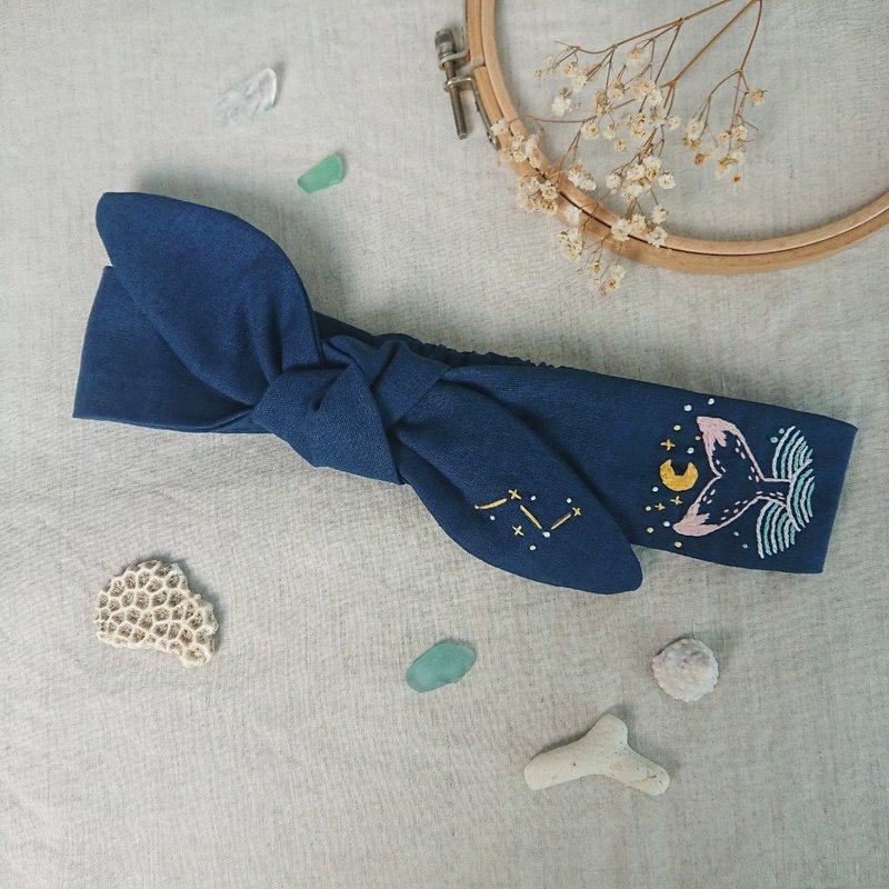 來自海的靈感系列-月光星空鯨魚尾手工刺繡蝴蝶結髮帶 - 髮箍/髮帶 - 繡線 藍色