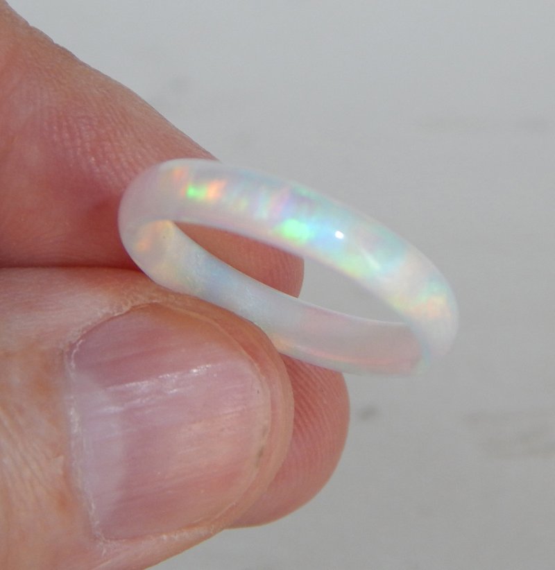 Solid opal ring. Very beautiful ring made of solid synthetic opal. - แหวนทั่วไป - วัสดุอื่นๆ ขาว