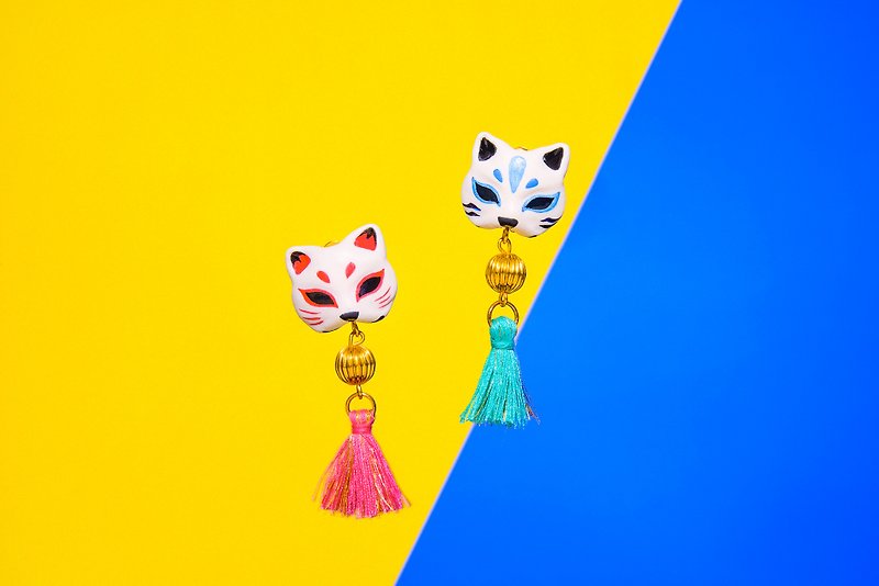 【Japanese Shrine Style Earrings】Mysterious cat face/cat mask/white/single tassel - Earrings & Clip-ons - Resin Multicolor