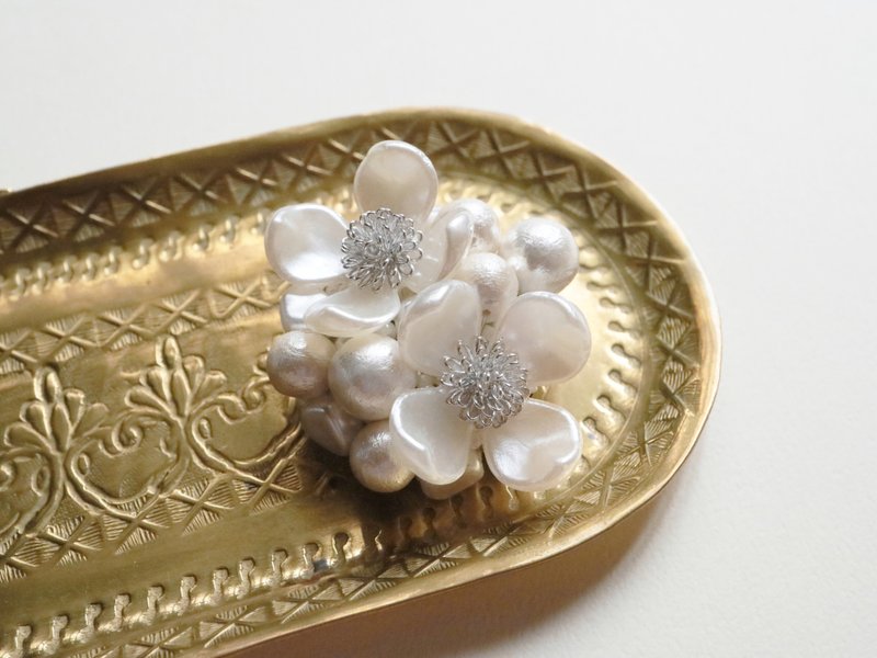 花水木のブローチ パール　上品 コットンパール はなみずき ハナミズキ 花 フラワー 春 白 入学式 卒業式 フォーマル オケージョン - 胸針 - 塑膠 白色