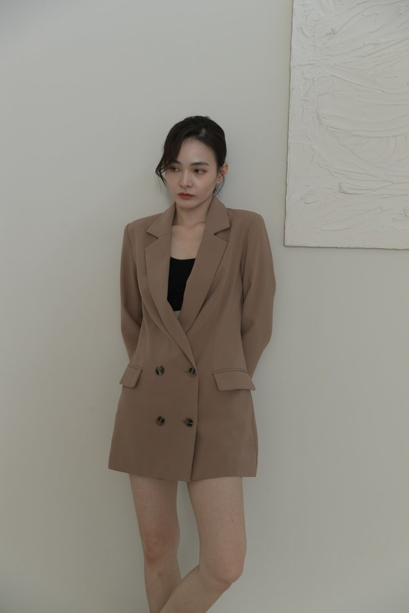 [Brand original] Jodie double-breasted blazer dress sandy matte fabric caramel - เสื้อสูท/เสื้อคลุมยาว - เส้นใยสังเคราะห์ สีนำ้ตาล