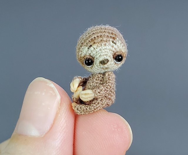 極端なマイクロかぎ針編みのナマケモノ。ドールハウスの
