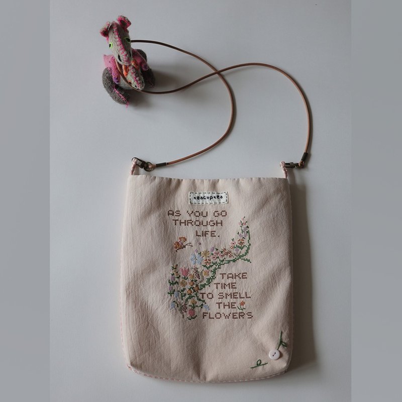 garden sets| take time to smell Hand-embroidered cross-body cotton cloth bag - กระเป๋าแมสเซนเจอร์ - ผ้าฝ้าย/ผ้าลินิน หลากหลายสี