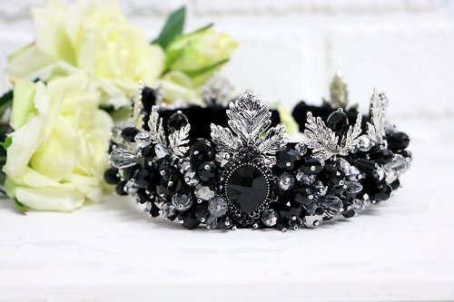 Designer beaded jewelry by Mariya Klishina Black and silver crown Beaded handmade tiara Black royal diadem Bridal crown
