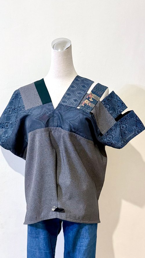 Jul's collection 不對稱露肩日本和風藍色絲質花朵拼接黑色鮫小紋設計款四角衣罩衫