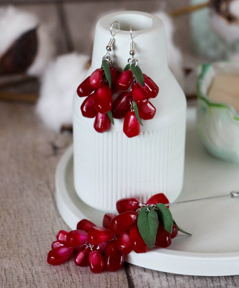 Earrings with garnet seeds Red earrings Gift for her - ต่างหู - ดินเหนียว สีแดง