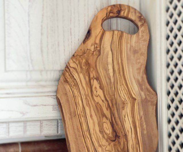 Acacia Wood Cutting Board - Handcrafted & Sustainable