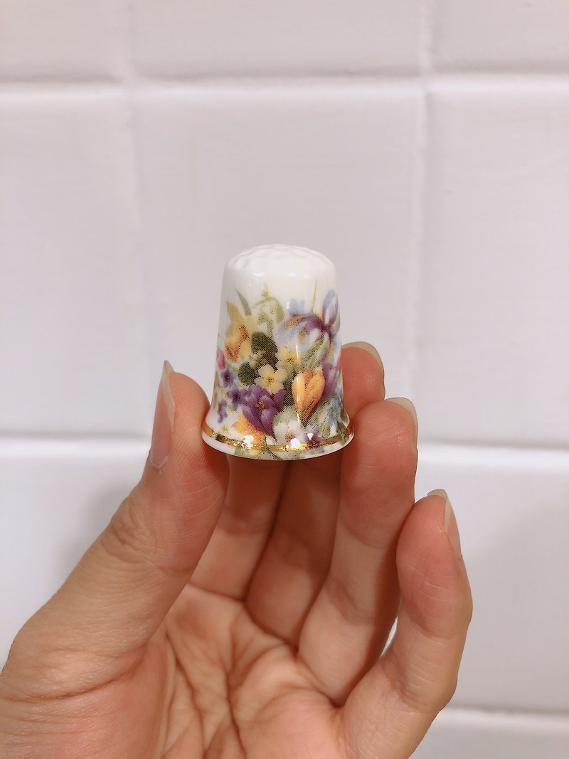British antique porcelain thimble flower series F single sale reserved - ของวางตกแต่ง - เครื่องลายคราม 