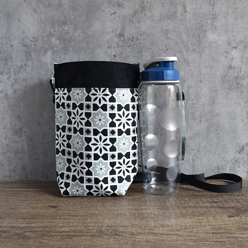 Adjustable cross-body large-capacity multi-functional water bottle bag_Tile black - กระติกน้ำ - ไนลอน สีดำ