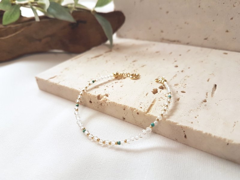 Floating‧ Turquoise White Crystal Beaded Thin Bracelet December Birthstone - สร้อยข้อมือ - คริสตัล สีใส