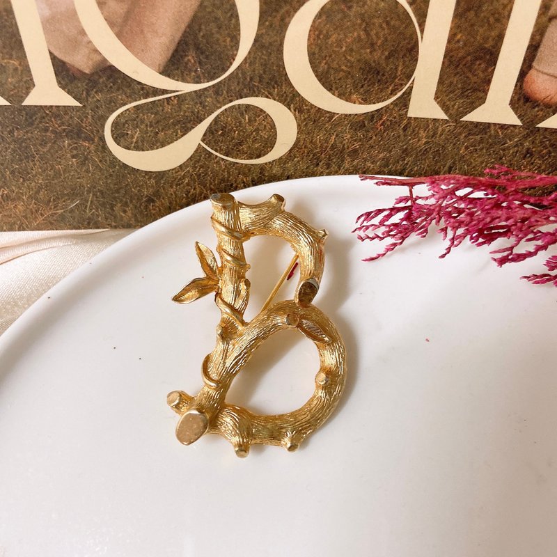 [Western Antique Jewelry] Sarah's fine brushed alluvial gold filigree brooch with deep pattern of the English letter B - เข็มกลัด - เครื่องประดับ สีทอง