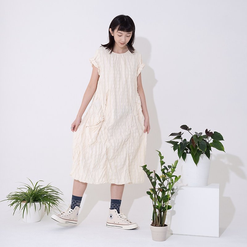 Block-textured asymmetrical cut dress - ชุดเดรส - ผ้าฝ้าย/ผ้าลินิน ขาว