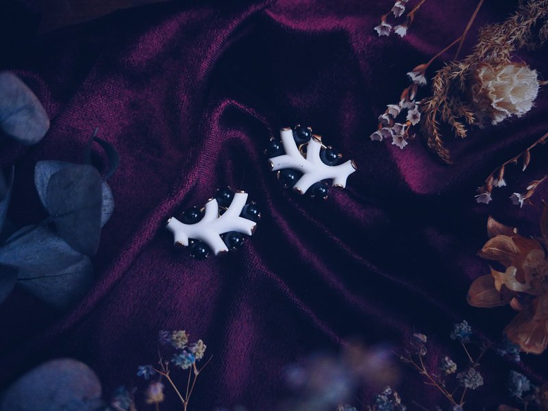 Trifari 黑白珊瑚造型耳環－美國古董首飾 Vintage Jewelry - 耳環/耳夾/耳骨夾 - 其他材質 