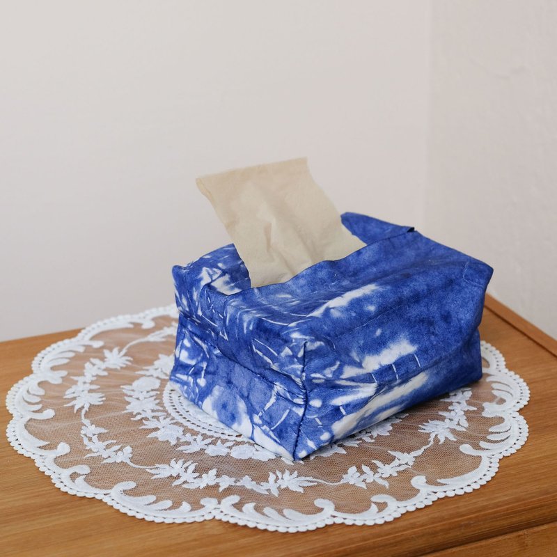 Shipped from Taiwan blue dyed washed kraft paper tissue box grass and wood dyed plant dyed tie-dye tissue box - กล่องทิชชู่ - ไฟเบอร์อื่นๆ สีน้ำเงิน