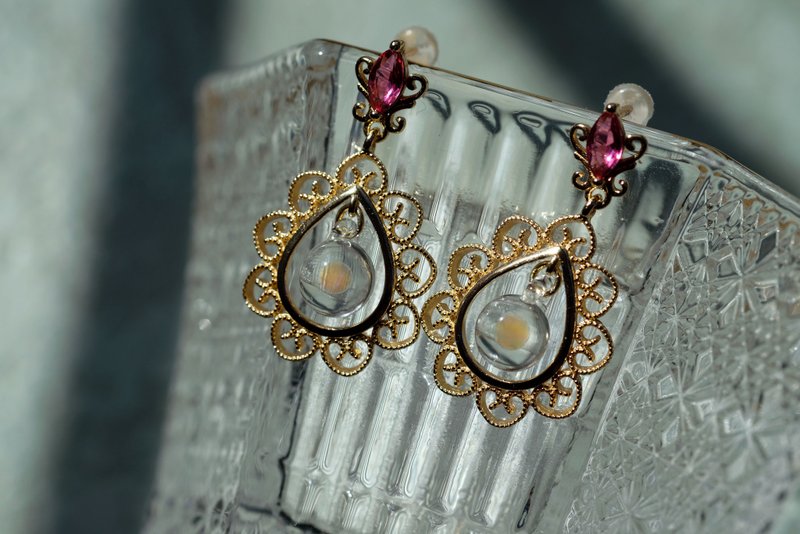 The Floating Planet- vintage (earrings) - 耳環/耳夾/耳骨夾 - 玻璃 金色