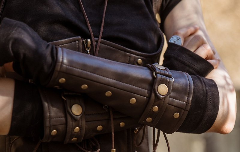 Steampunk Vintage Pirate Style Leather Rivet Adjustable Arm Accessory - อื่นๆ - วัสดุอื่นๆ สีนำ้ตาล
