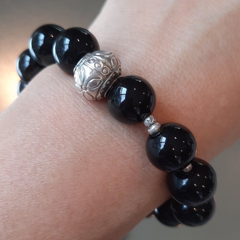 Black onyx bracelet decorated with silver beads carved in Thai style. - 手鍊/手環 - 石頭 黑色