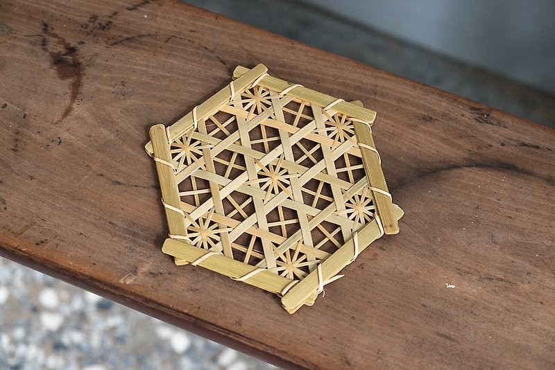 Handmade bamboo insulation pad_Hexagon hole chrysanthemum weave (primary color) - Coasters - Bamboo Khaki