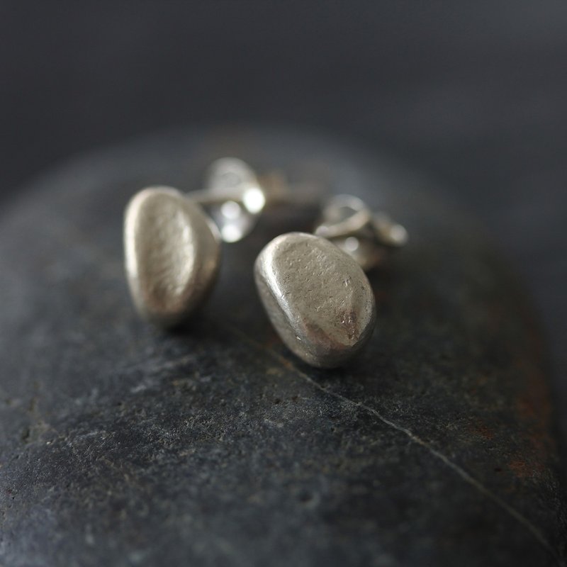 Handmade Silver Seed Shape Stud Earring (E0116) - ต่างหู - เงิน สีเงิน