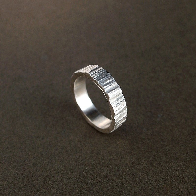 Rock hand-forged sterling silver ring/tree pattern wide version - แหวนทั่วไป - เงิน สีเงิน