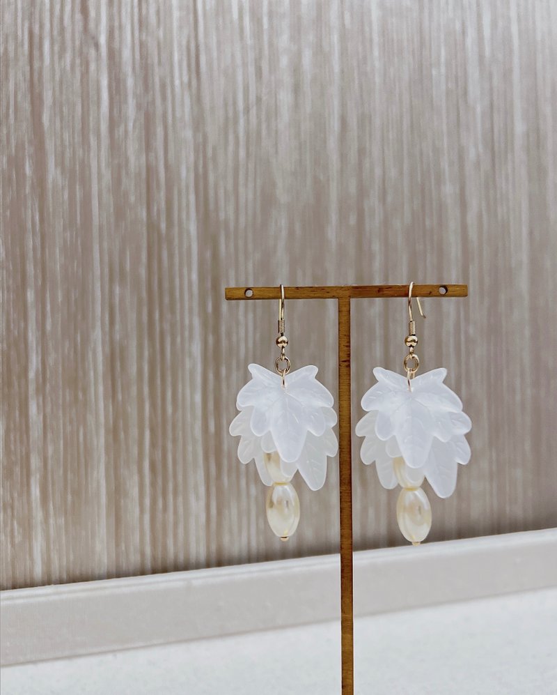 Fake boss lady Kingboss transparent string leaf earrings 202206 - Earrings & Clip-ons - Other Metals White