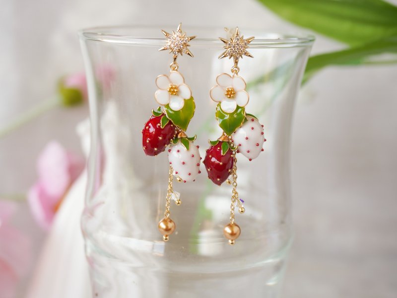 [Red and white strawberry combination earrings] Handmade original earrings Bronze resin elegant holiday gift accessories - ต่างหู - เรซิน สีแดง