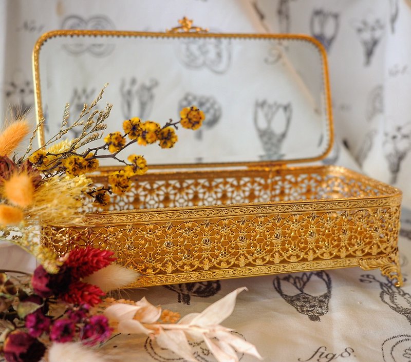 Early elegant gold-plated long-shaped satin basket empty jewel box (J) - ของวางตกแต่ง - โลหะ สีทอง