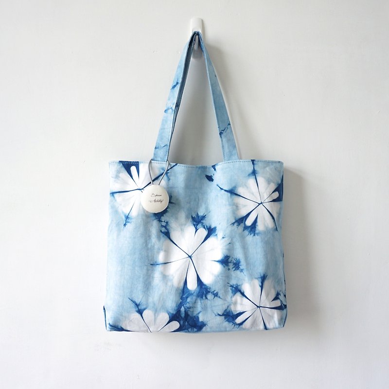 S.A x Spring, Indigo dyed Handmade Natural Pattern Hand Bag - กระเป๋าถือ - ผ้าฝ้าย/ผ้าลินิน ขาว
