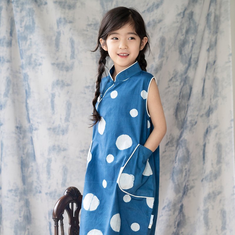 Shuhe MaaathKids plant dyed blue dyed batik wave point childlike cotton sleeveless cheongsam dress baby girl - กี่เพ้า - ผ้าฝ้าย/ผ้าลินิน 