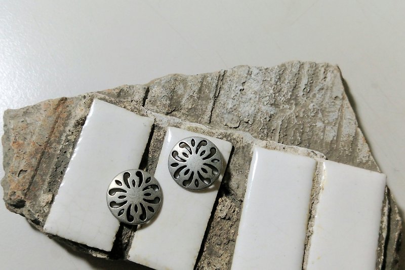 Hollow flower metal earrings / pin - Earrings & Clip-ons - Other Metals Silver