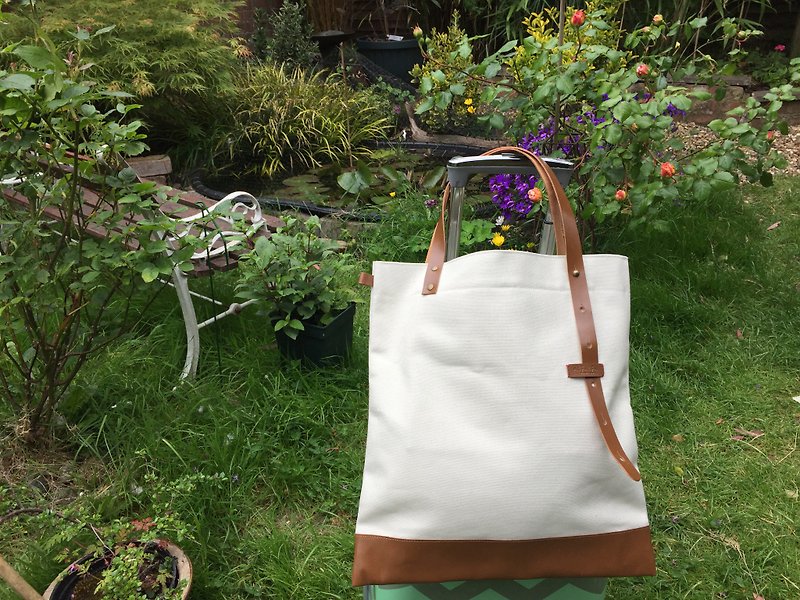 Travelholic Tote Bag- White - กระเป๋าแมสเซนเจอร์ - ผ้าฝ้าย/ผ้าลินิน ขาว