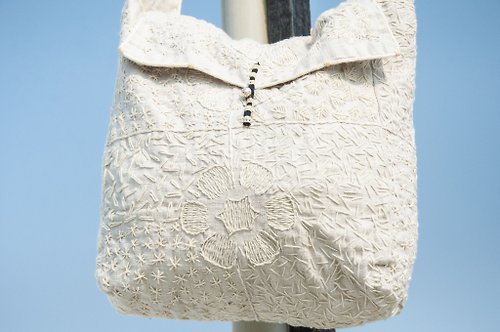 omhandmade 手縫純棉布斜背包 刺繡側背包 手工刺繡肩背包 手縫白色包-花朵風