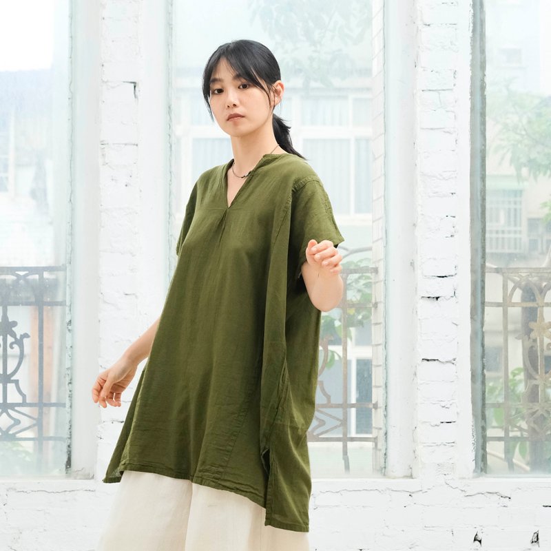 OMAKE 寬版落肩V領長上衣 / 慕斯布 橄欖綠 - 女上衣/長袖上衣 - 棉．麻 綠色