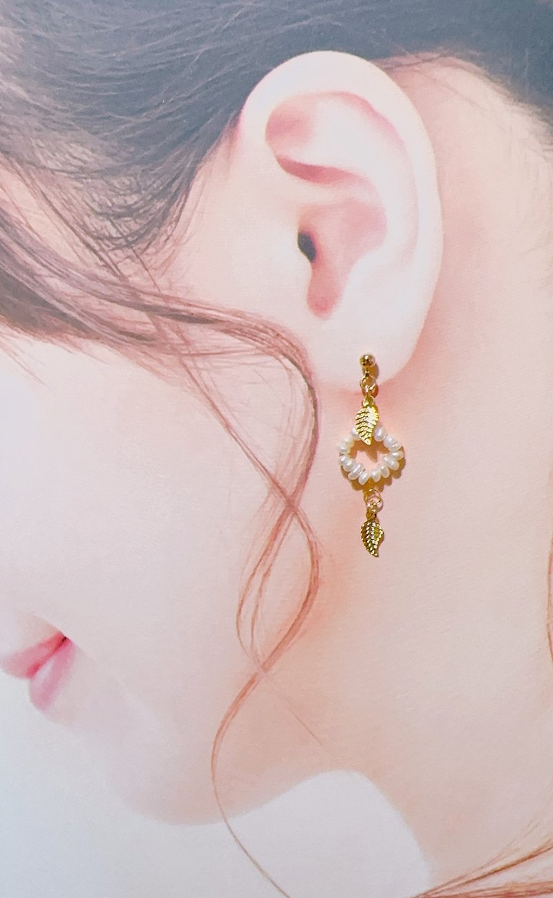 Seasonal~Pearl Earrings - ต่างหู - โลหะ สีทอง
