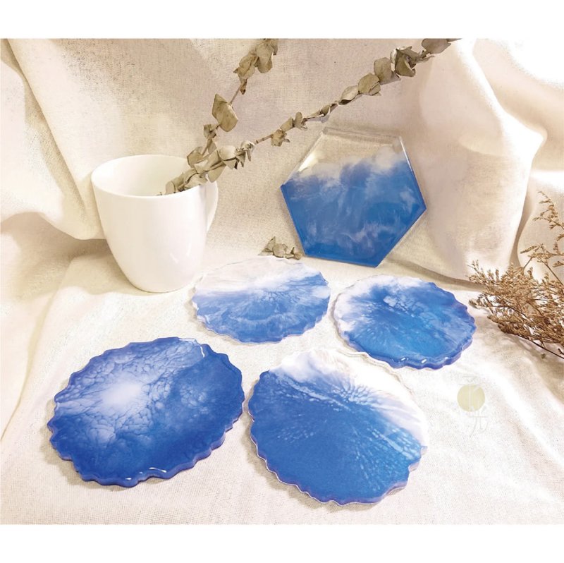 Semi-transparent sea of clouds: crystal resin coaster/epoxy resin - Coasters - Resin Blue