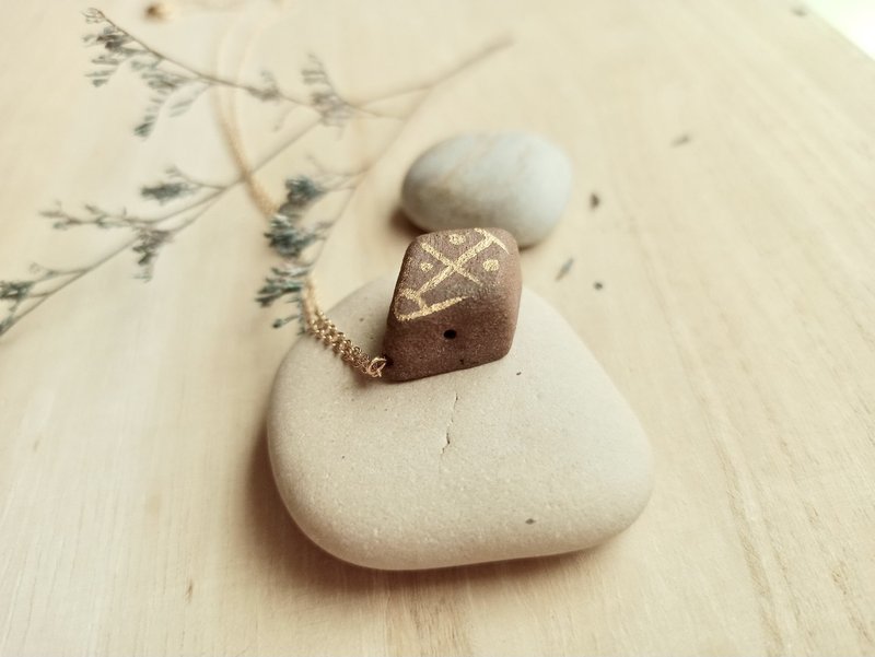 Golden letter hollow perfume bottle essential oil bottle pottery necklace 2 - สร้อยคอ - ดินเผา สีนำ้ตาล