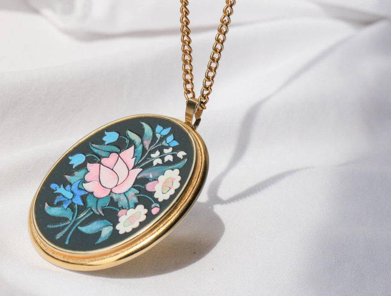 [The United States brings back Western antique jewelry] American brand Avon vintage Florentine flower pendant - สร้อยคอ - โลหะ 