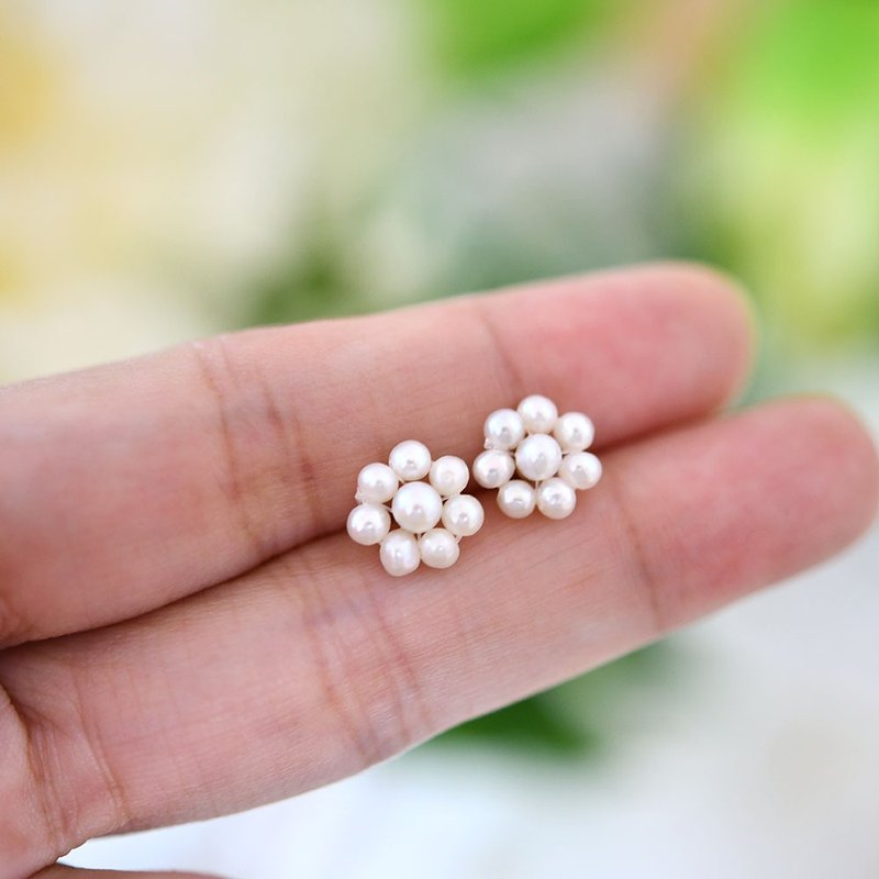 Freshwater pearl flower Clip-On that bring happiness June birthstone - ต่างหู - เครื่องเพชรพลอย สีน้ำเงิน